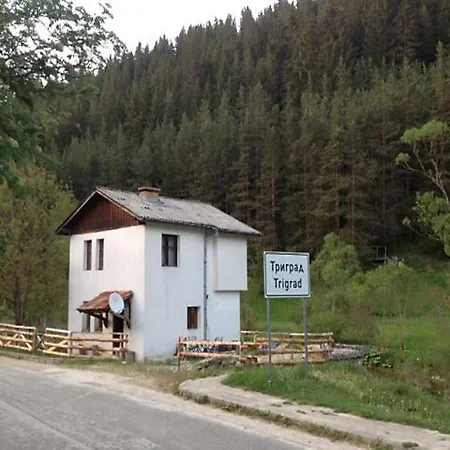 بيت للعطل къща край реката - *