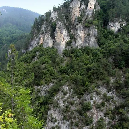 къща край реката - *