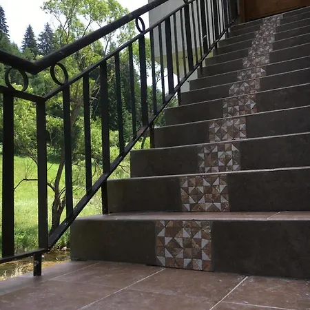 къща край реката -