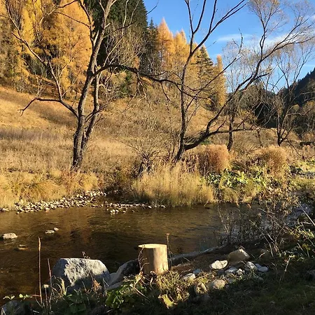 къща край реката - Nyaraló