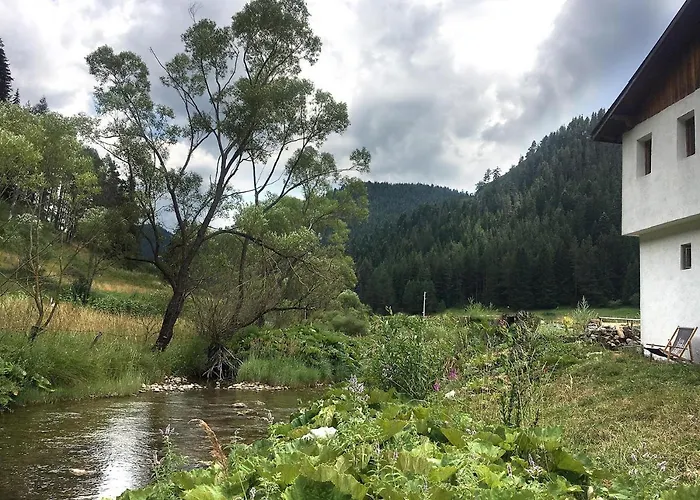 къща край реката - *